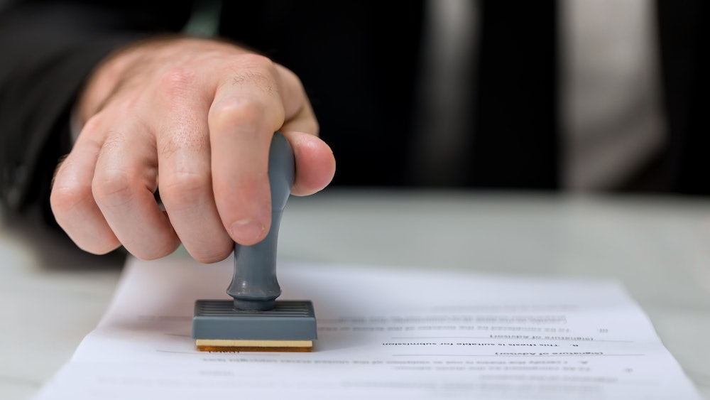 Les mentions obligatoires sur un tampon pour les huissiers de justice : comment faire figurer les informations essentielles