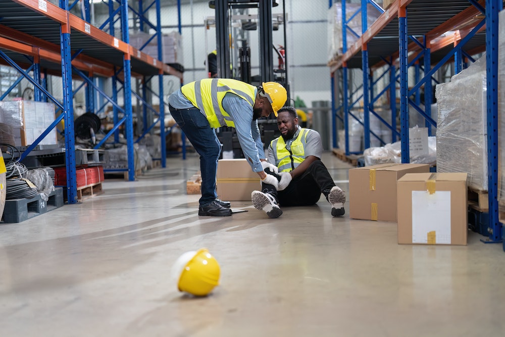 Accident de travail : les obligations de l'employeur en matière de prévention des risques liés aux travaux sur les pylônes électriques