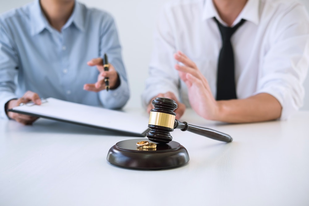 Comprendre le Droit du Père en Cas de Séparation sans Jugement : Une Exploration Juridique