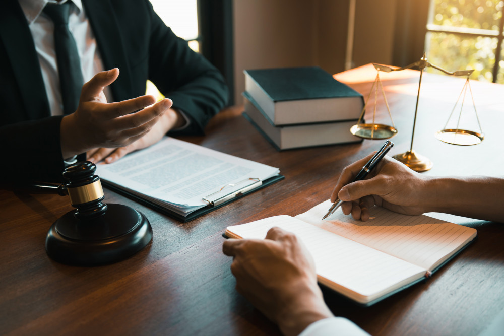 Divorce judiciaire ou à l'amiable : quelles options et conséquences pour les couples en procès?