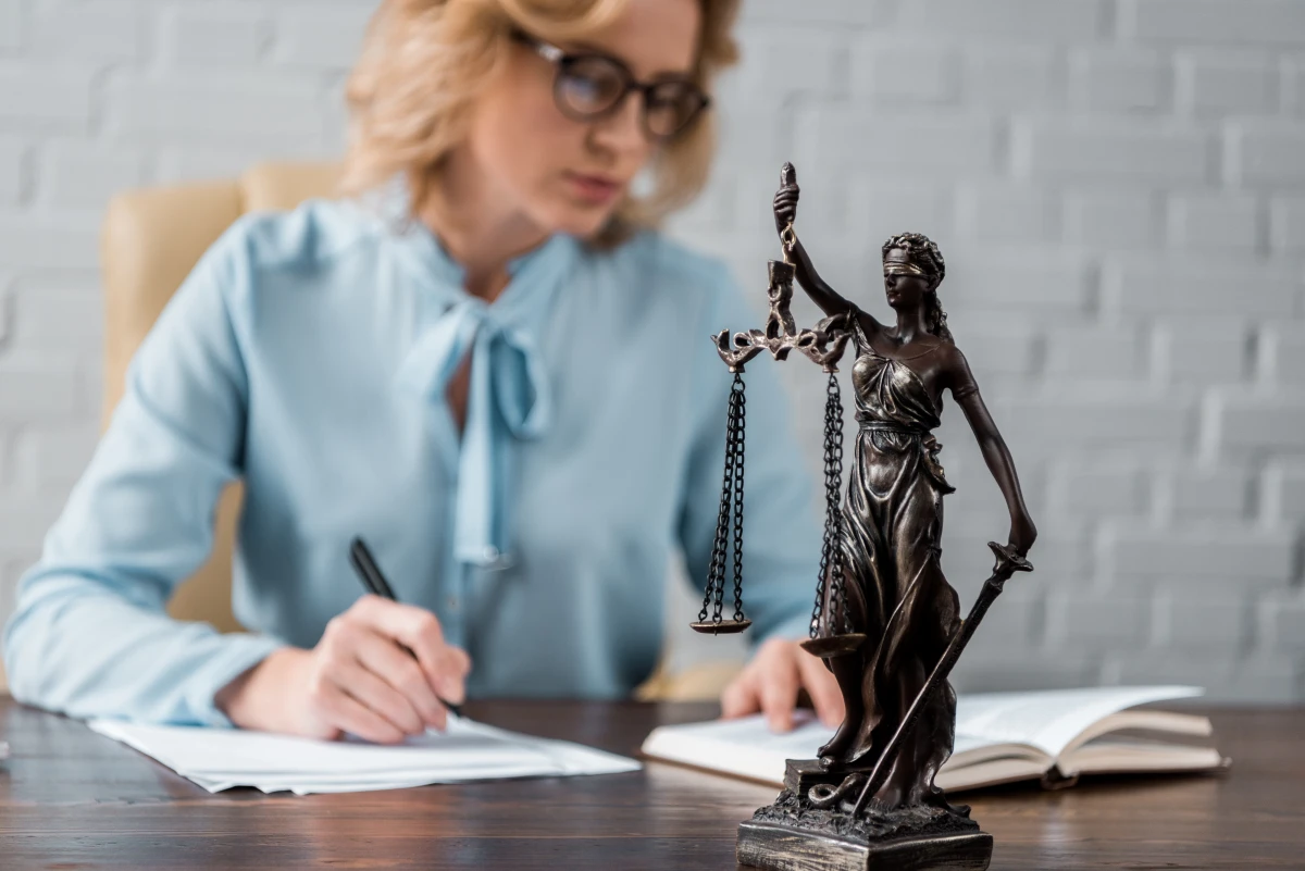 La justice s'attaque aux clauses abusives : une révolution dans le monde de l'assurance